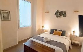 Charming & Spacious Florentine Home Just Two Mins From Tram Stop